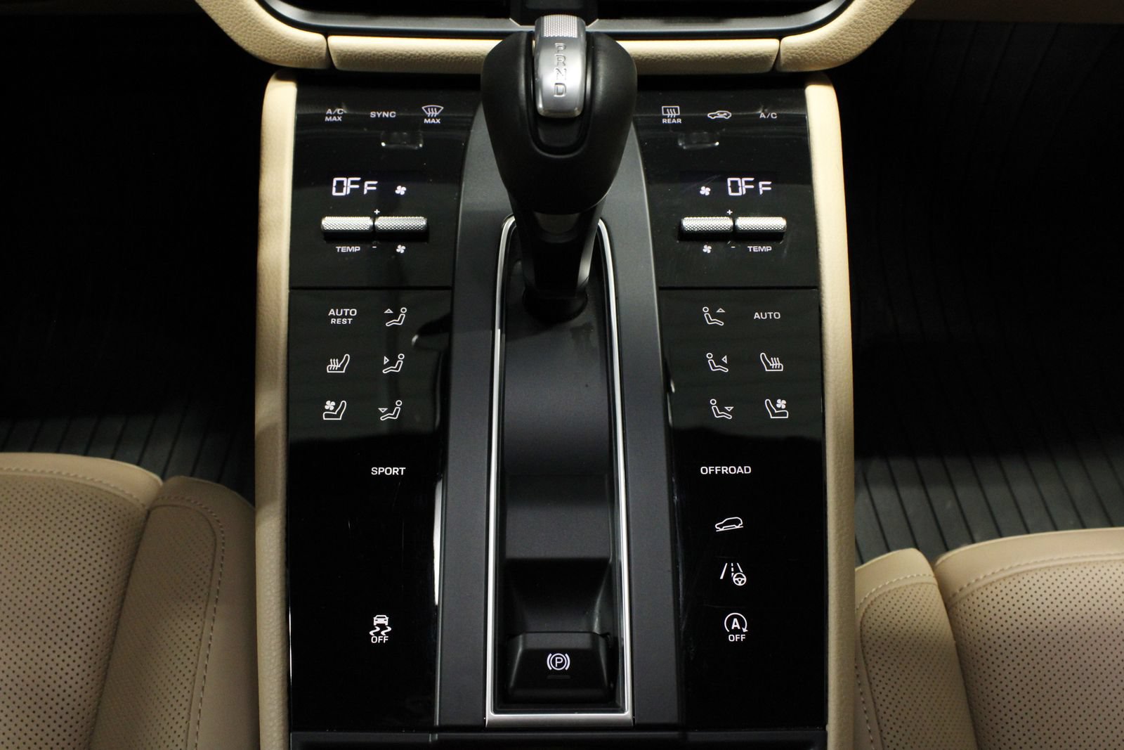 Certified 2025 Porsche Macan AWD/4WD image 24