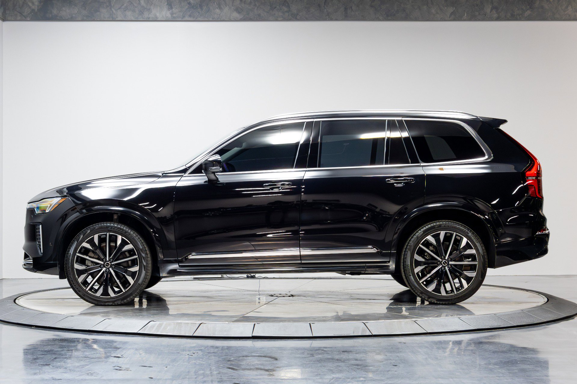 Used 2025 Volvo XC90 B6 Plus image 43