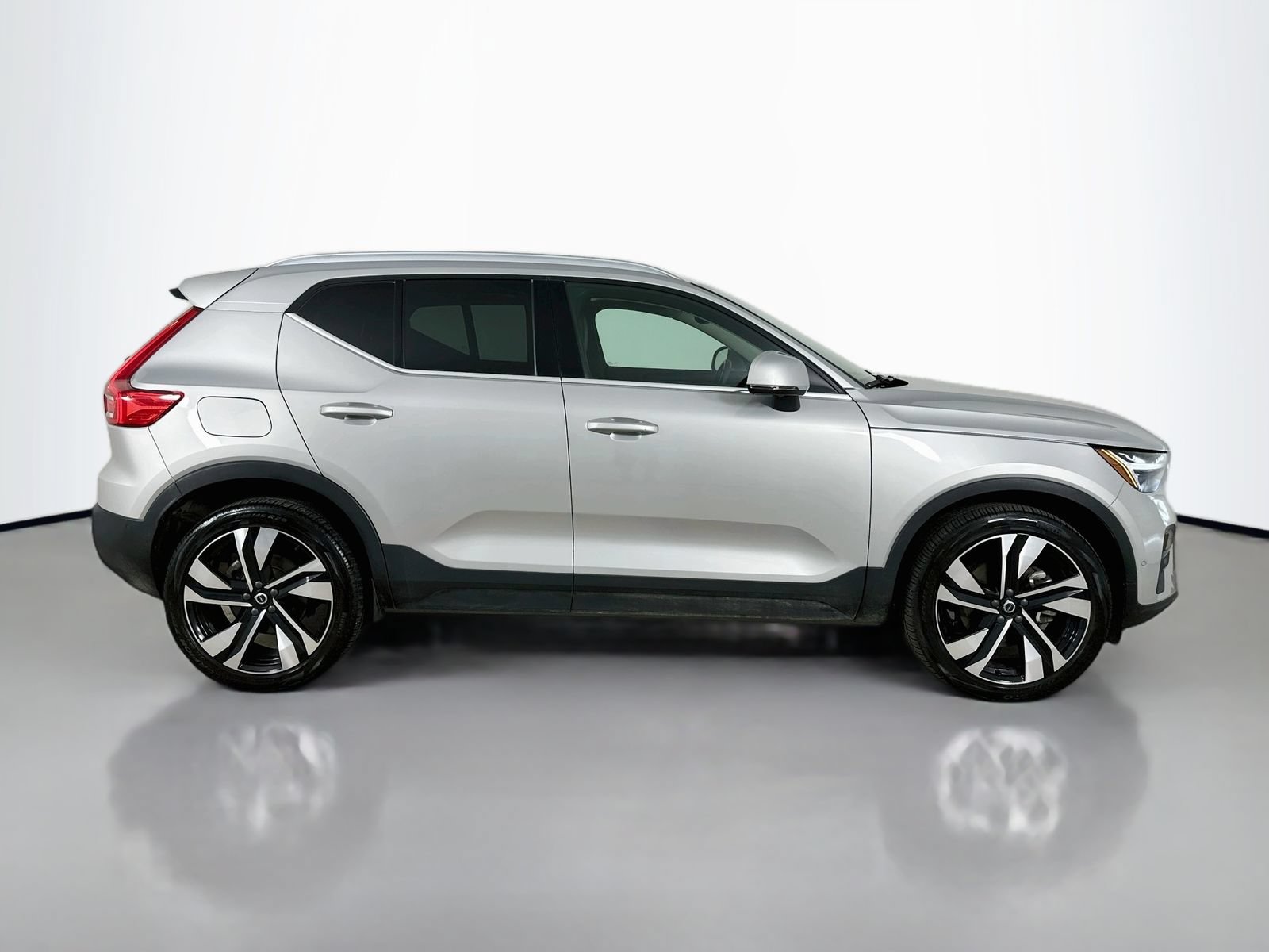 Used 2023 Volvo XC40 B5 Ultimate w/ Protection Package Premier AWD/4WD image 4