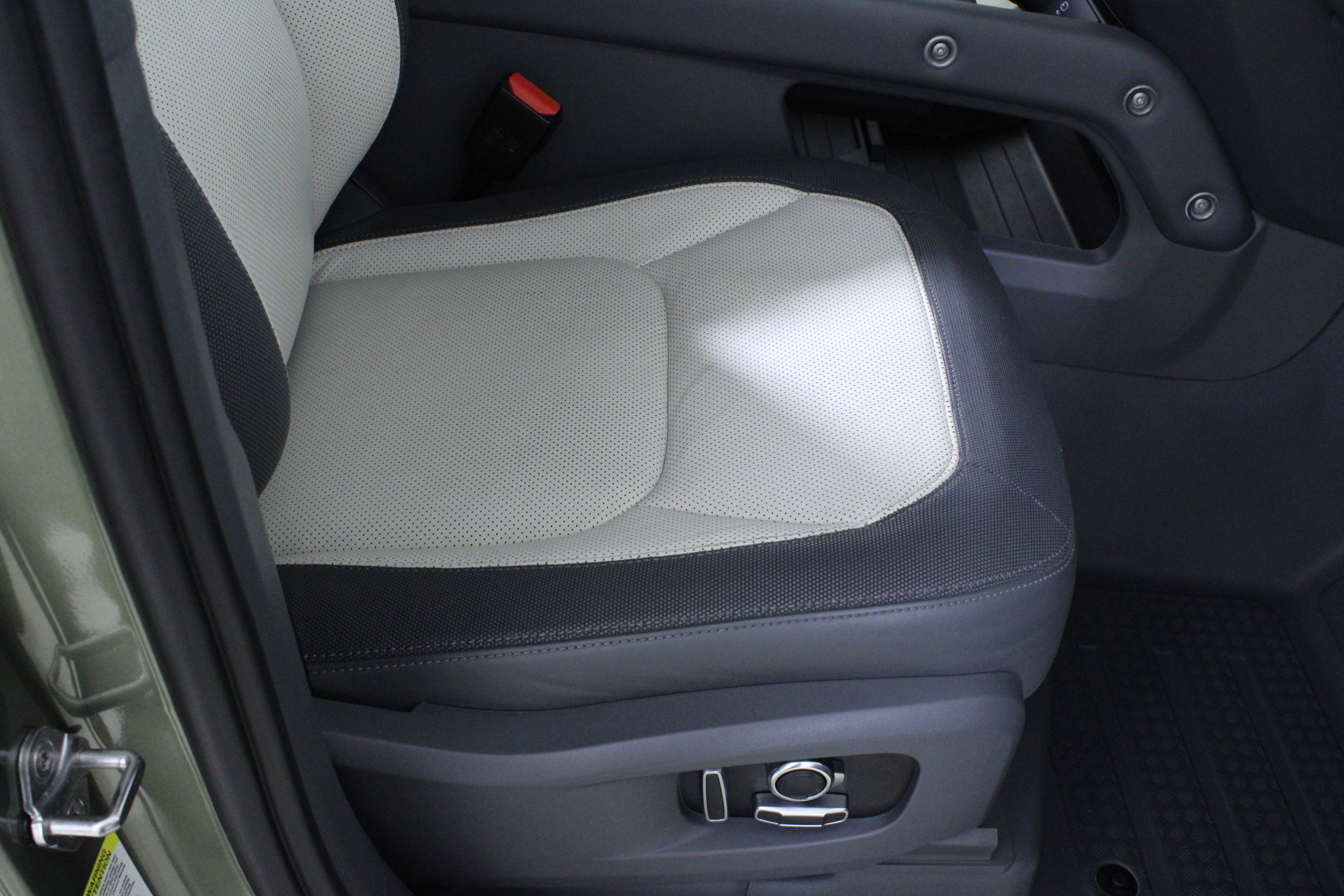 Used 2023 Land Rover Defender 130 X-Dynamic SE image 17