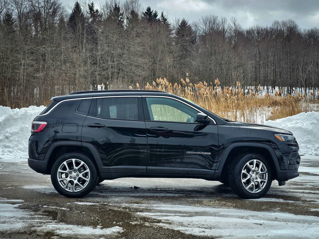 Used 2024 Jeep Compass Latitude image 2