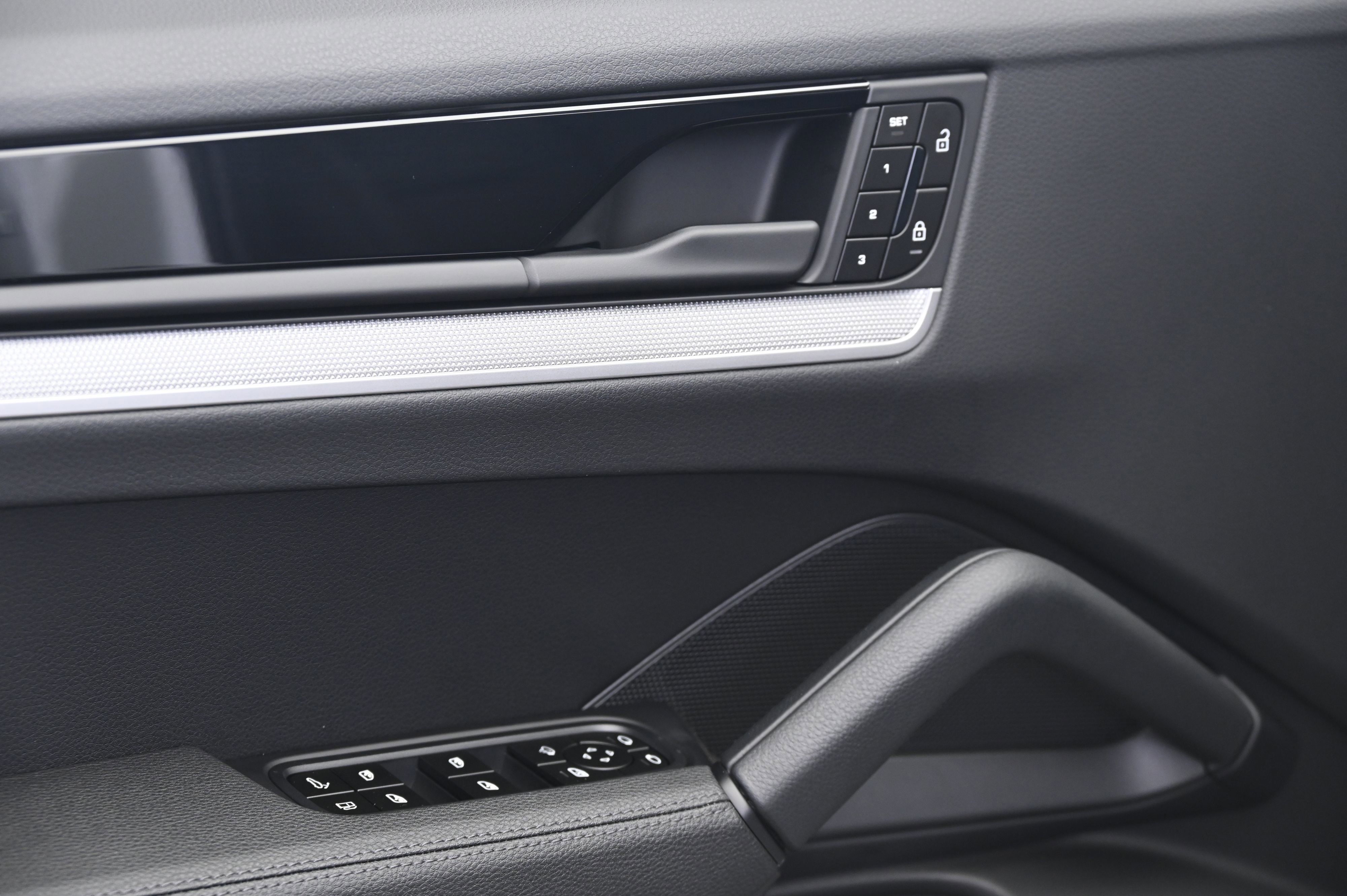 Certified 2025 Porsche Cayenne E-Hybrid image 27