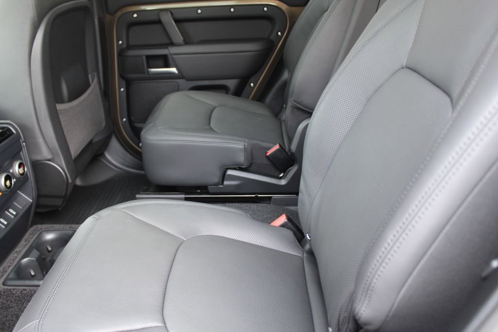 New 2026 Land Rover Defender 130 X-Dynamic SE image 4