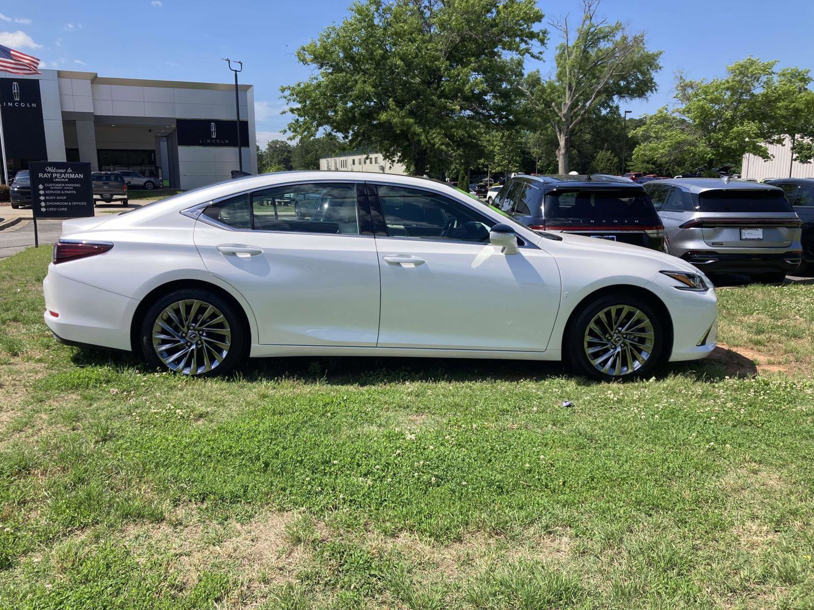 Used 2024 Lexus ES 350 w/ Luxury Package FWD image 2