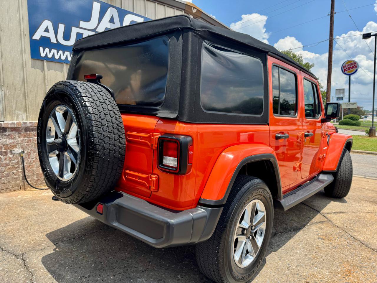 Used 2018 Jeep Wrangler Unlimited Sahara AWD/4WD image 8