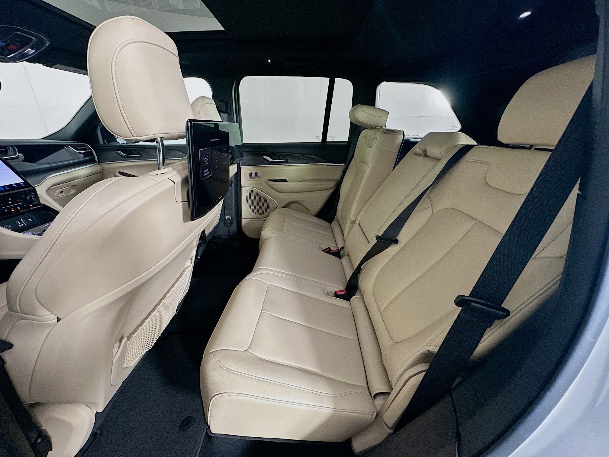 Used 2023 Jeep Grand Cherokee 4WD 4xe w/ Luxury Tech Group II image 29