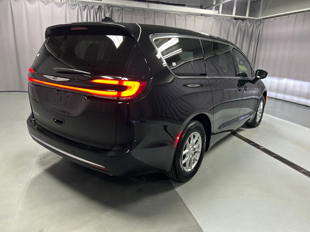 New 2026 Chrysler Pacifica Select FWD image 7