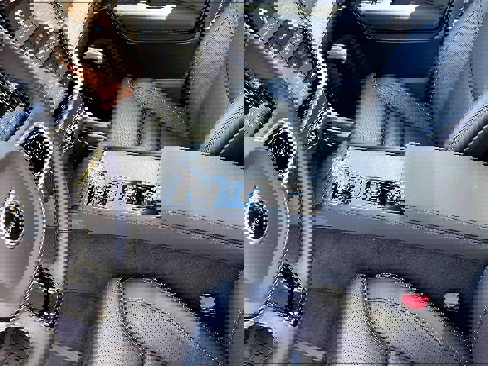 Used 2025 Volvo XC90 T8 Ultra w/ Protection Package Premier image 19