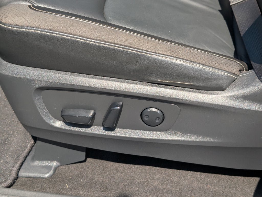Used 2023 Nissan Pathfinder SL w/ Lighting Package (N92) FWD image 15
