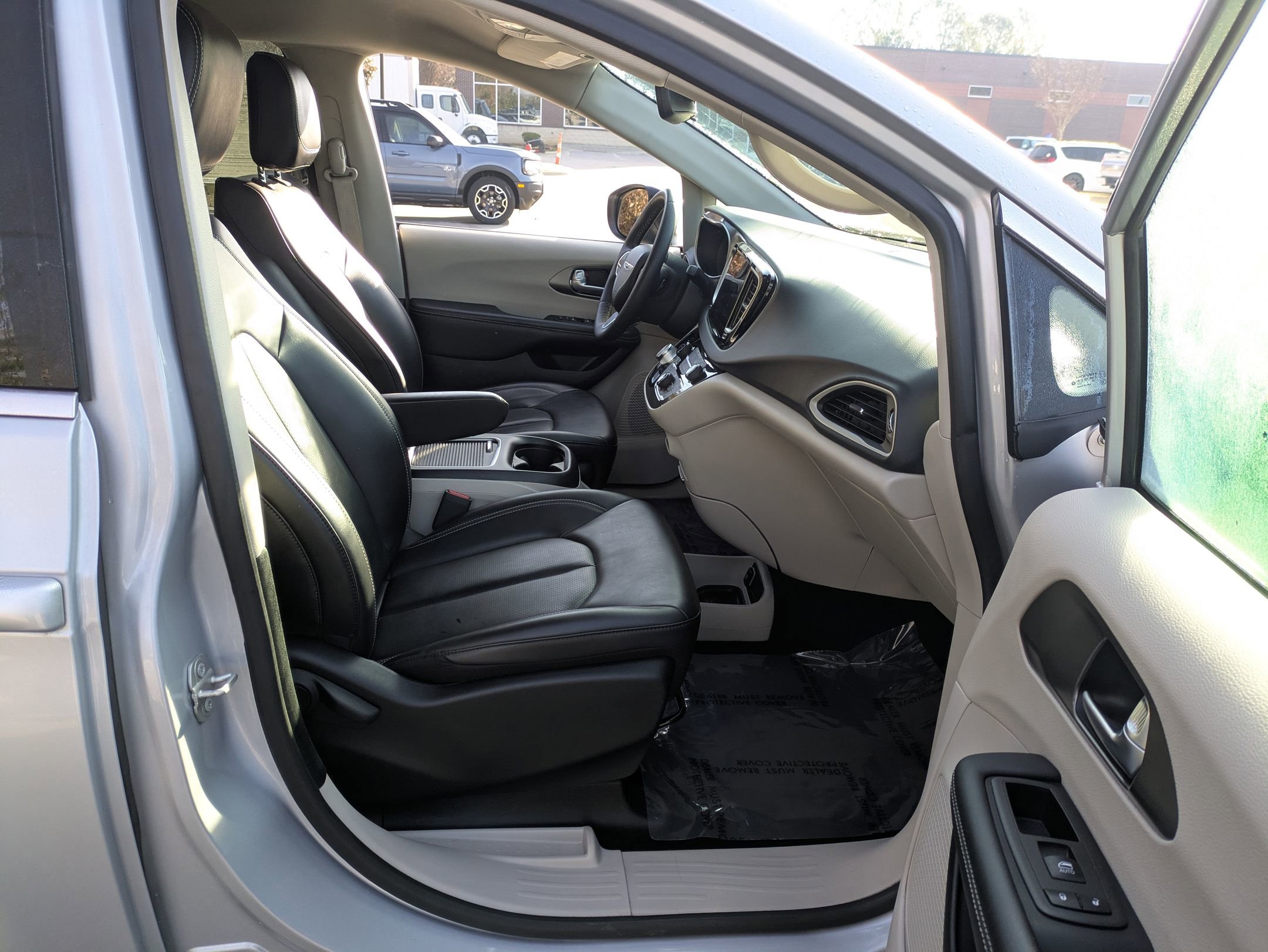 Used 2023 Chrysler Pacifica Touring-L image 32