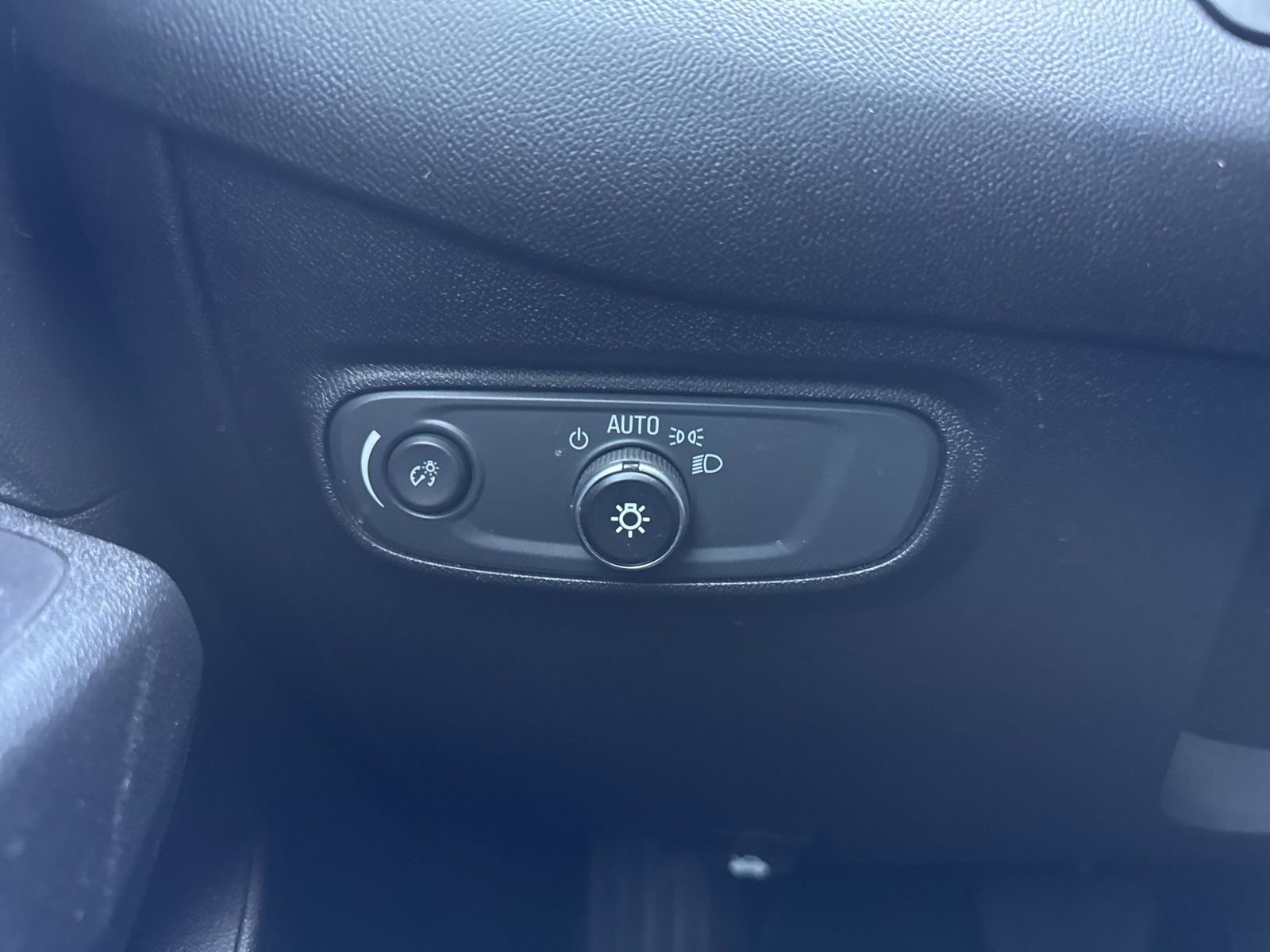 Used 2018 Chevrolet Equinox LT FWD image 34