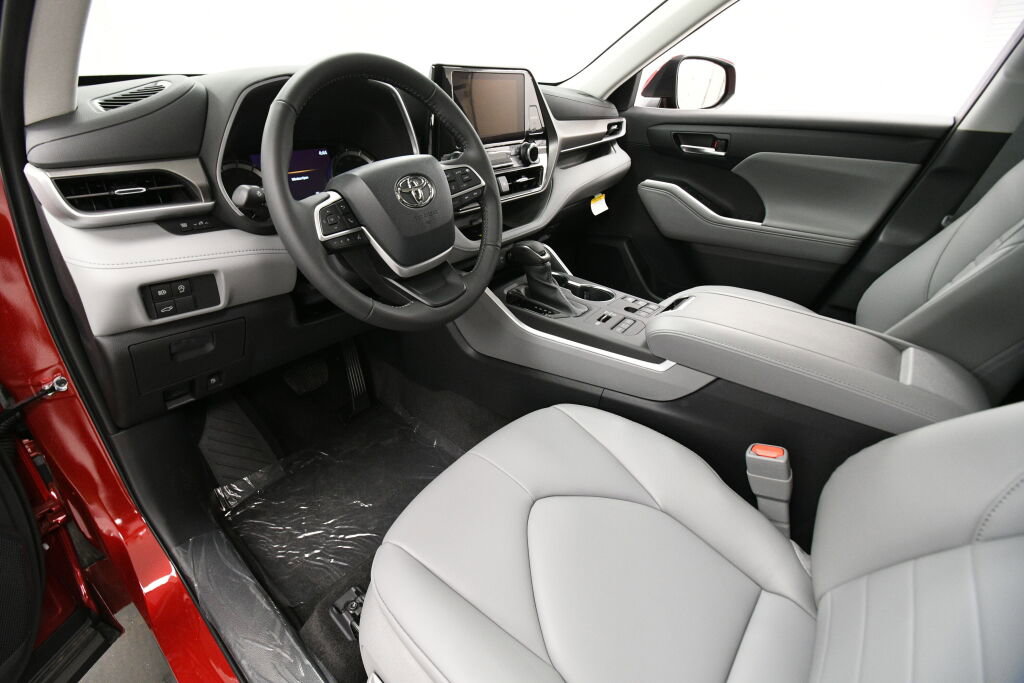 New 2023 Toyota Highlander XLE image 12