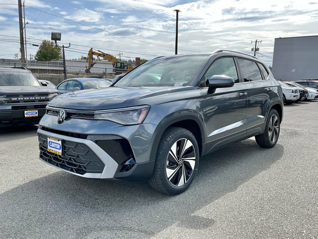 New 2025 Volkswagen Taos SE image 3