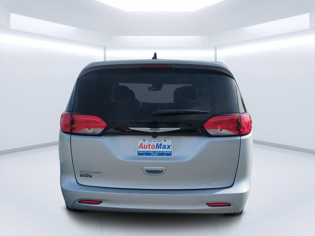 Used 2023 Chrysler Voyager LX FWD image 4