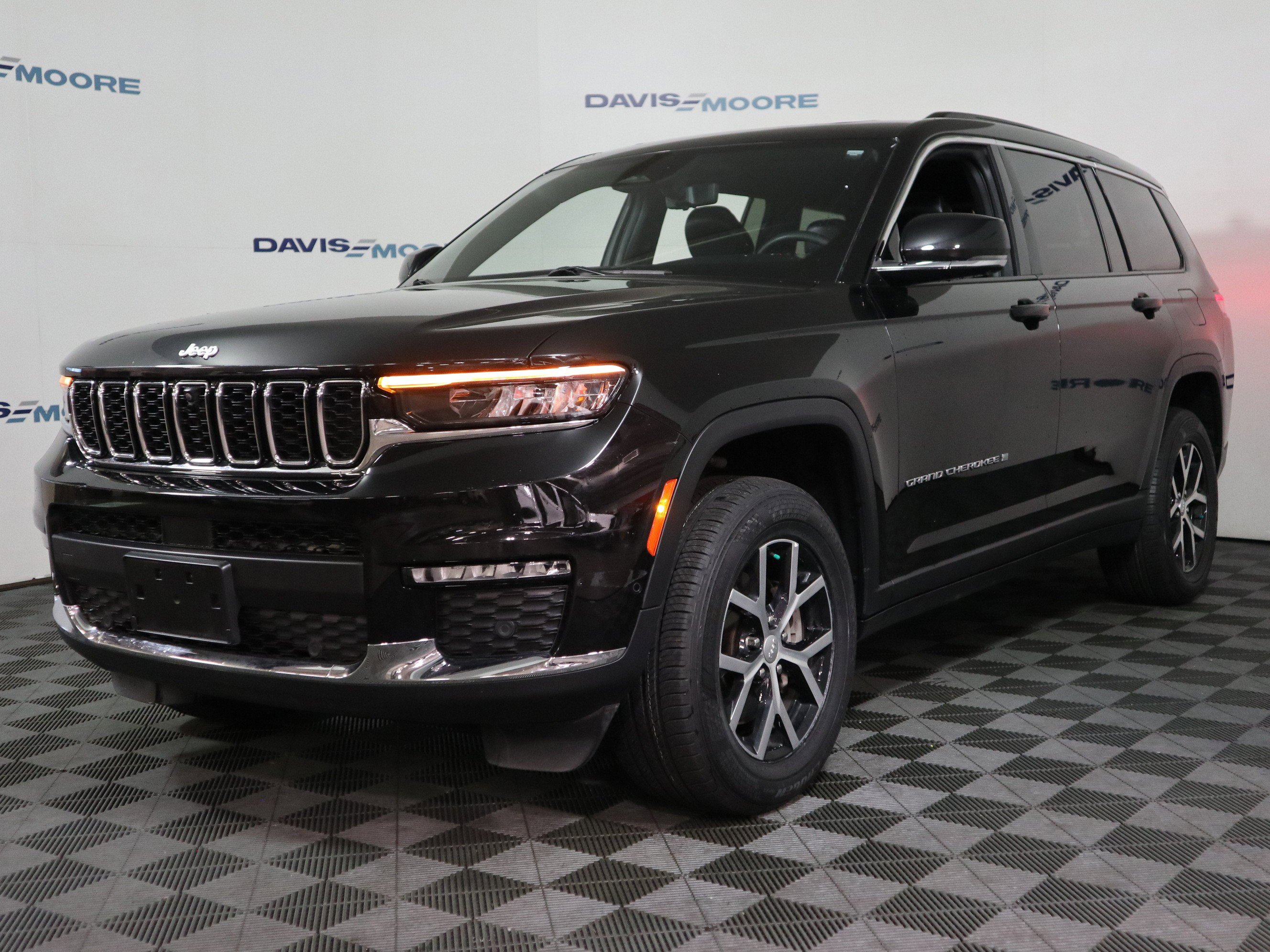 Used 2024 Jeep Grand Cherokee L Limited w/ Luxury Tech Group II AWD/4WD image 11