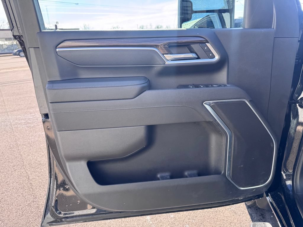 Used 2025 Chevrolet Silverado 2500 LT w/ Convenience Package AWD/4WD image 8