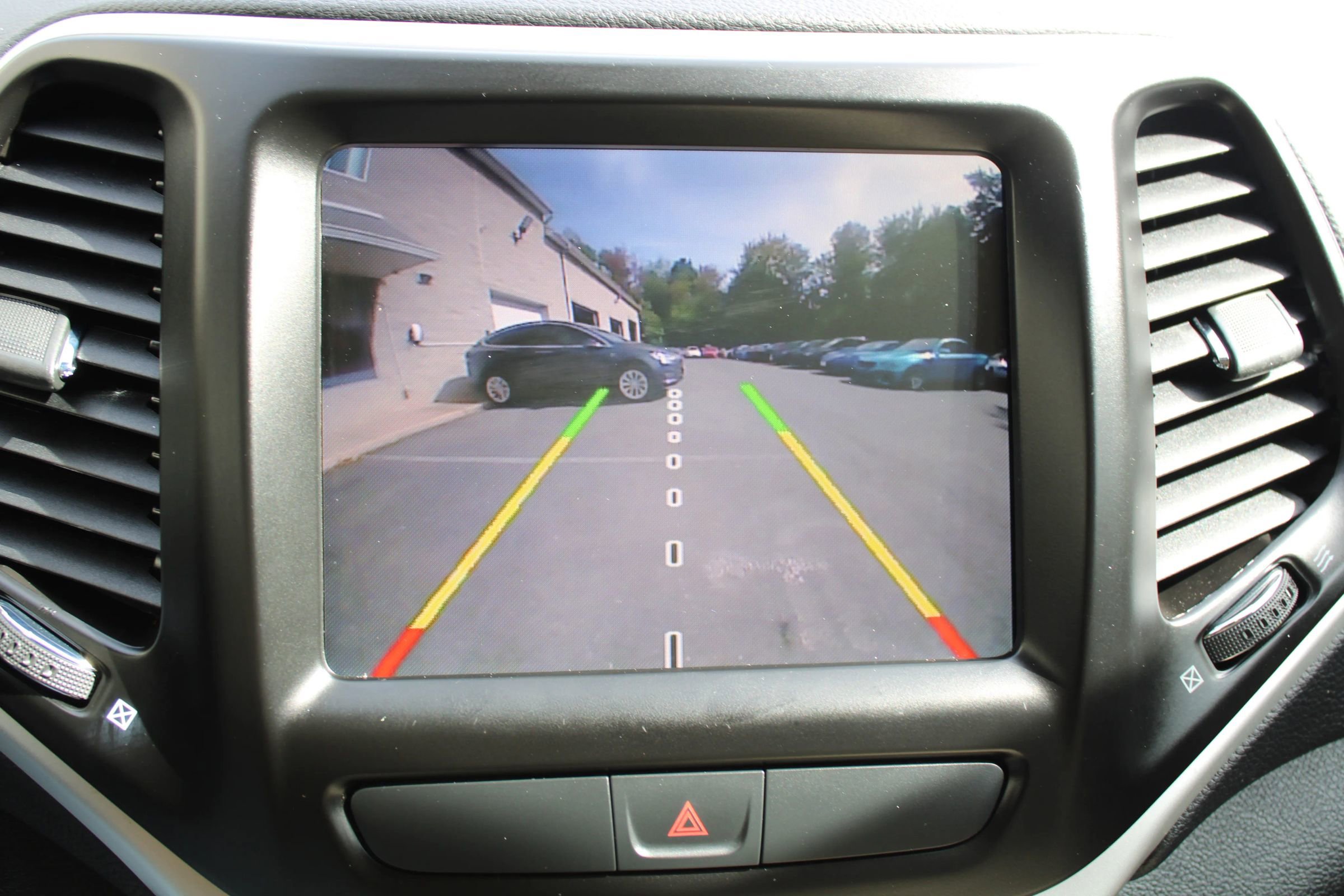 Used 2017 Jeep Cherokee Latitude w/ Comfort/Convenience Group image 9