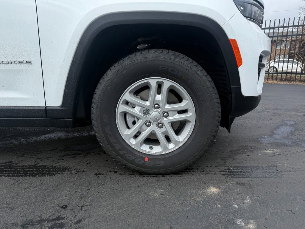 New 2025 Jeep Grand Cherokee Laredo image 9