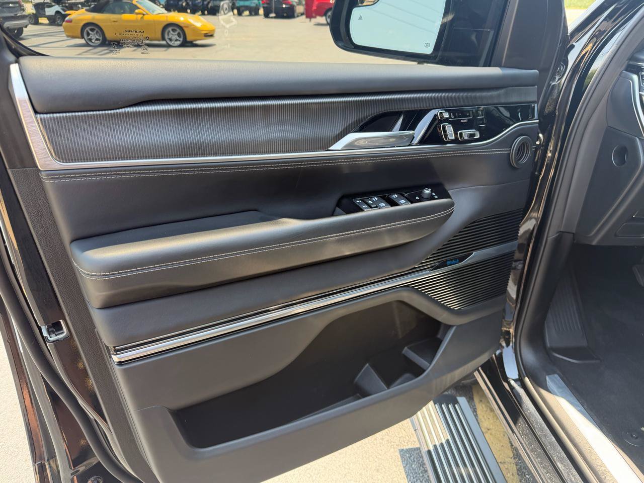 Used 2022 Jeep Grand Wagoneer Series II AWD/4WD image 13