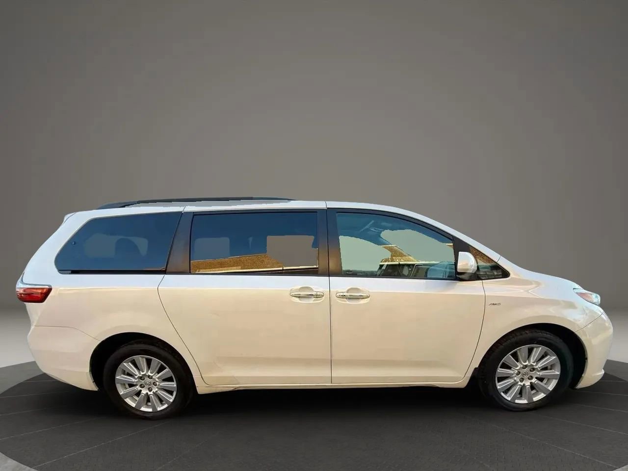 Used 2017 Toyota Sienna XLE w/ XLE Navigation Package AWD/4WD image 4