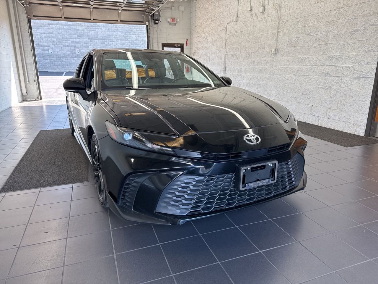 Used 2025 Toyota Camry SE w/ Convenience Package image 2