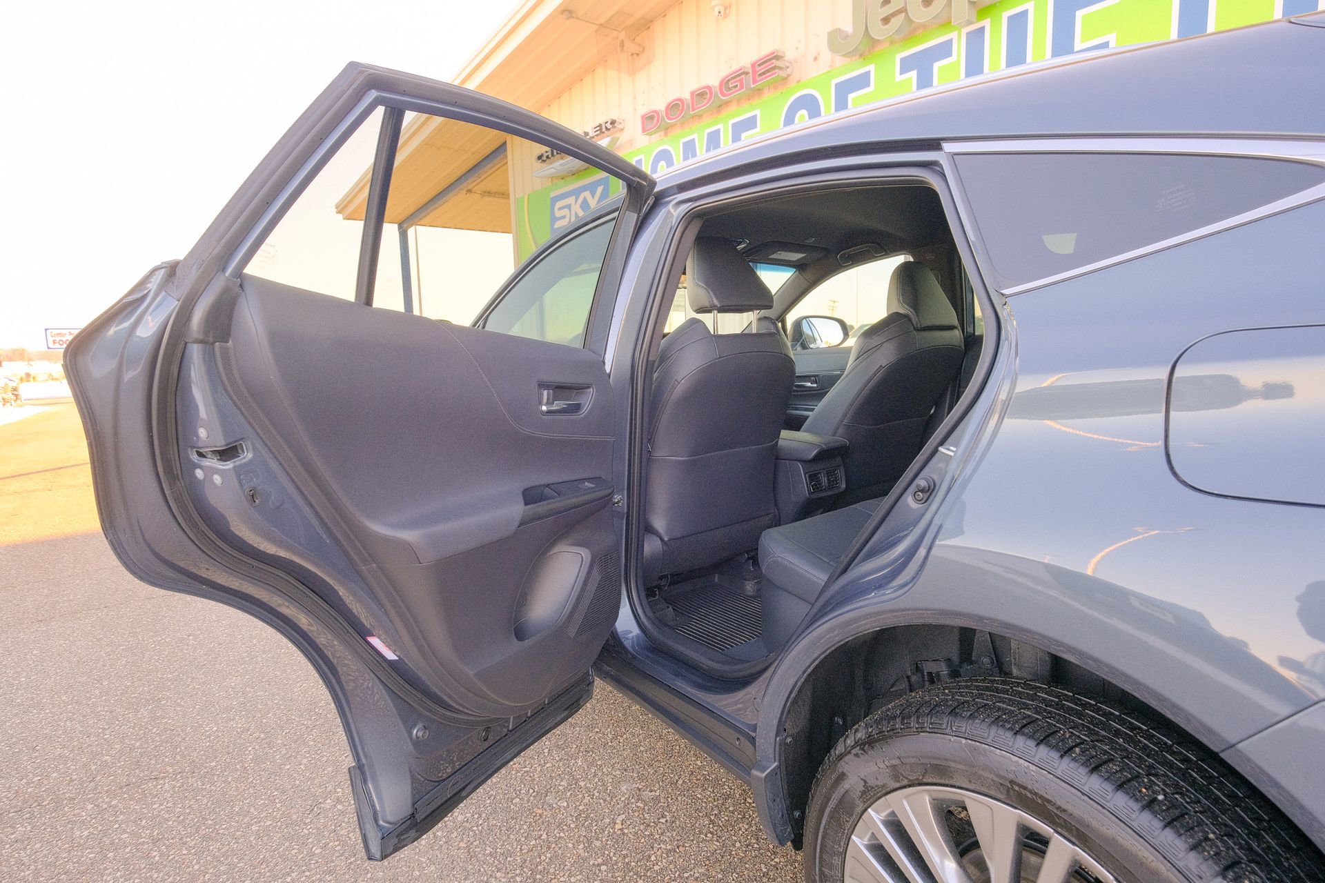 Used 2023 Toyota Venza XLE image 28