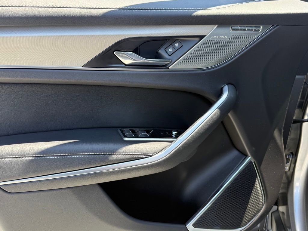 Used 2025 Jaguar F-PACE R-Dynamic S image 9