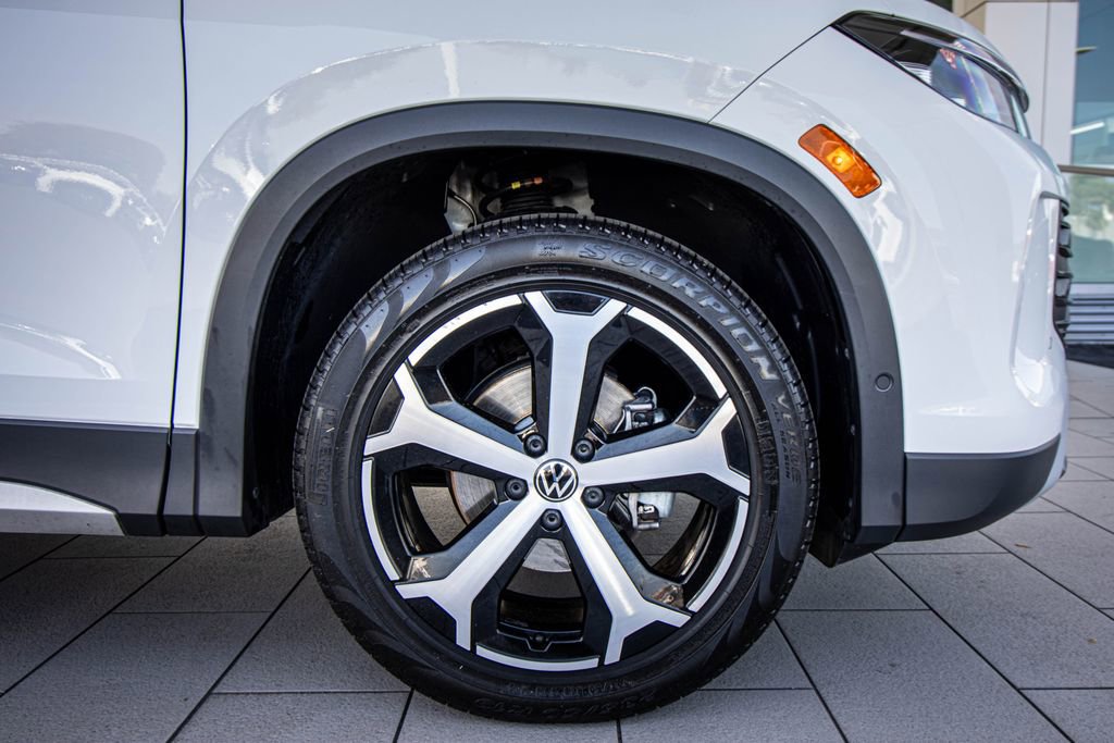 Certified 2025 Volkswagen Tiguan SE image 4