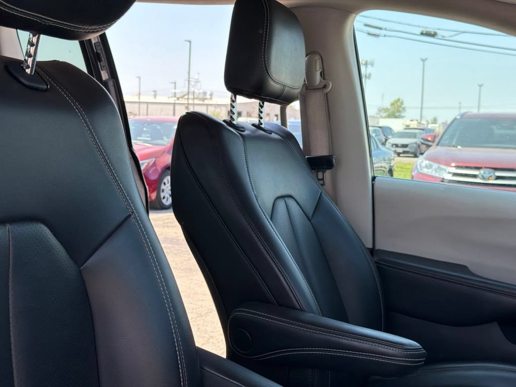 Used 2023 Chrysler Pacifica Touring-L FWD image 26