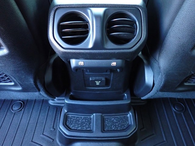 Used 2018 Jeep Wrangler Unlimited Rubicon w/ Dual Top Group image 16