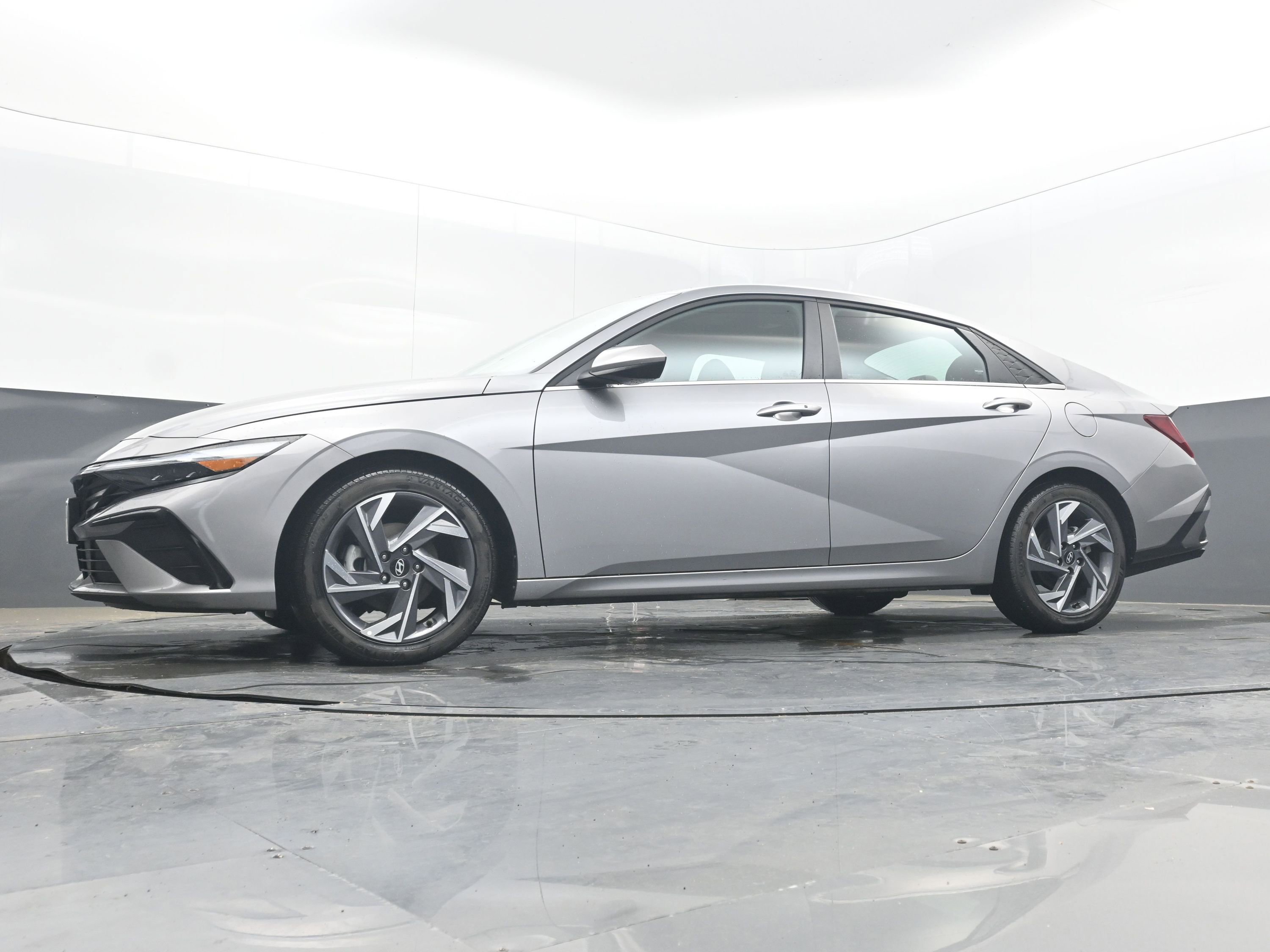 Used 2025 Hyundai Elantra SEL image 27