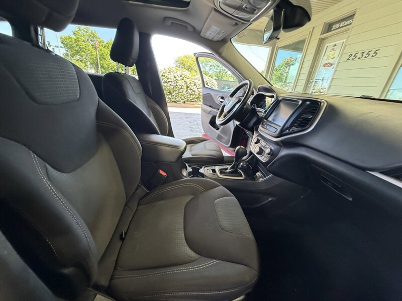 Used 2016 Jeep Cherokee Latitude w/ Safety/Convenience Group AWD/4WD image 16
