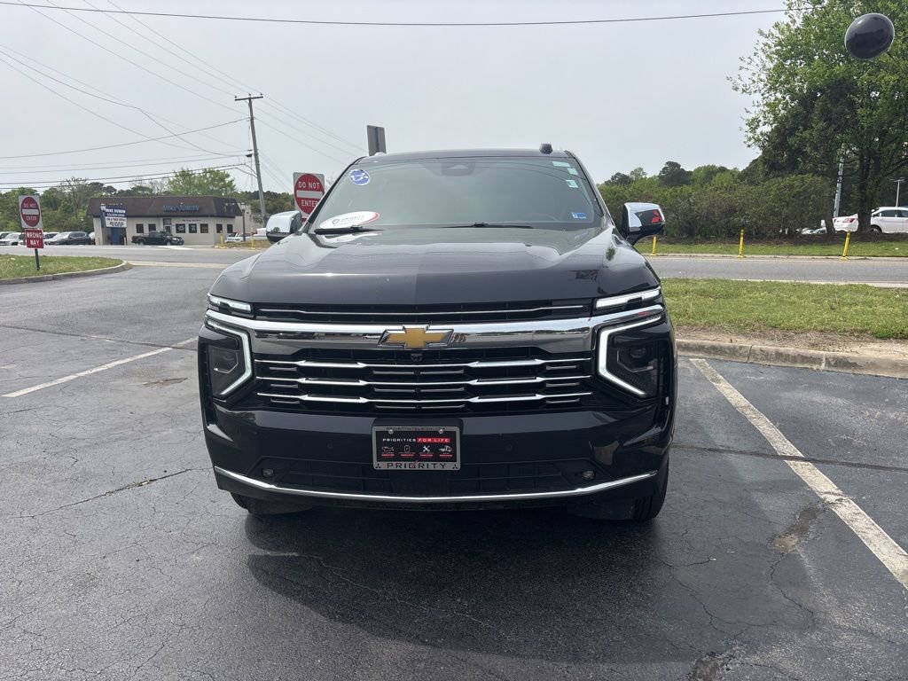 Used 2025 Chevrolet Suburban Premier RWD image 3