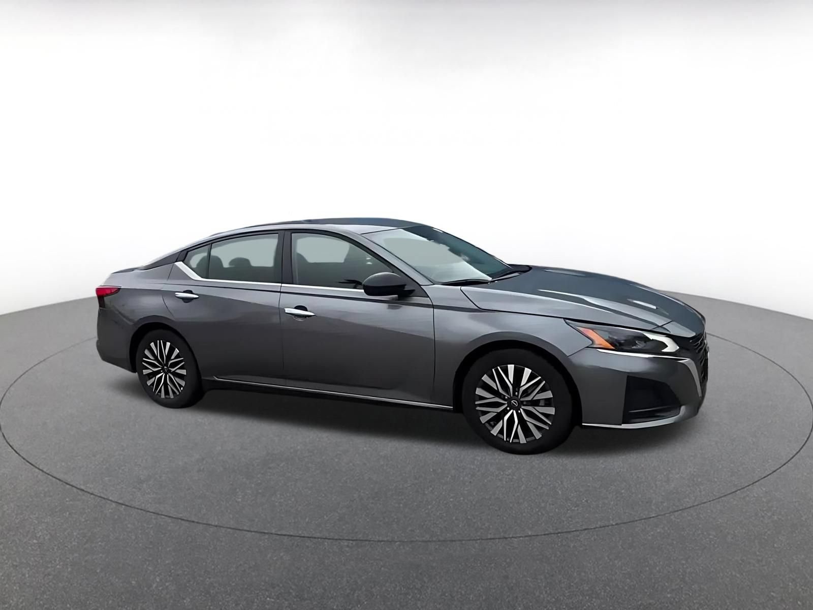 Used 2025 Nissan Altima 2.5 SV FWD image 2