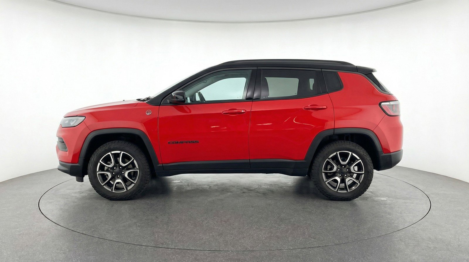 Used 2025 Jeep Compass Trailhawk image 5