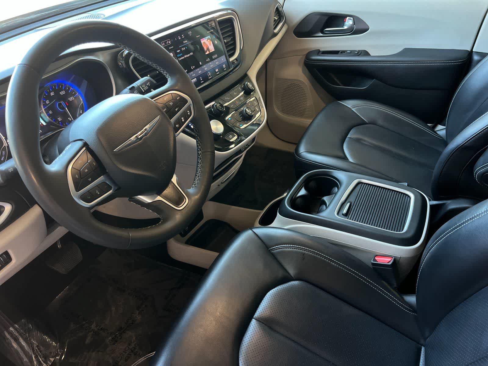 Used 2023 Chrysler Pacifica Touring-L FWD image 12