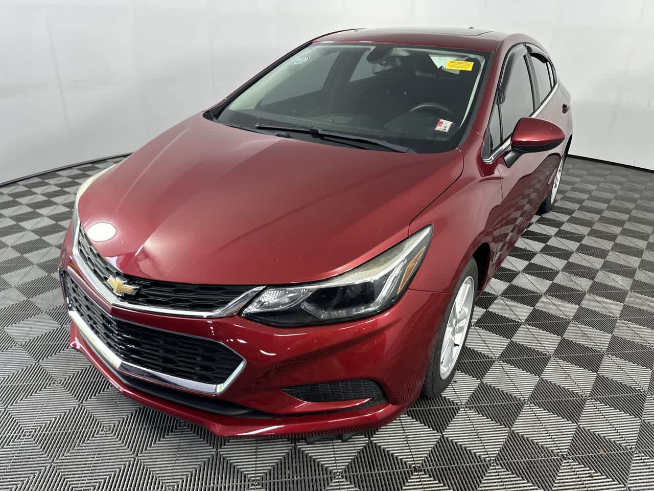 Used 2018 Chevrolet Cruze LT w/ Sun And Sound Package FWD image 4