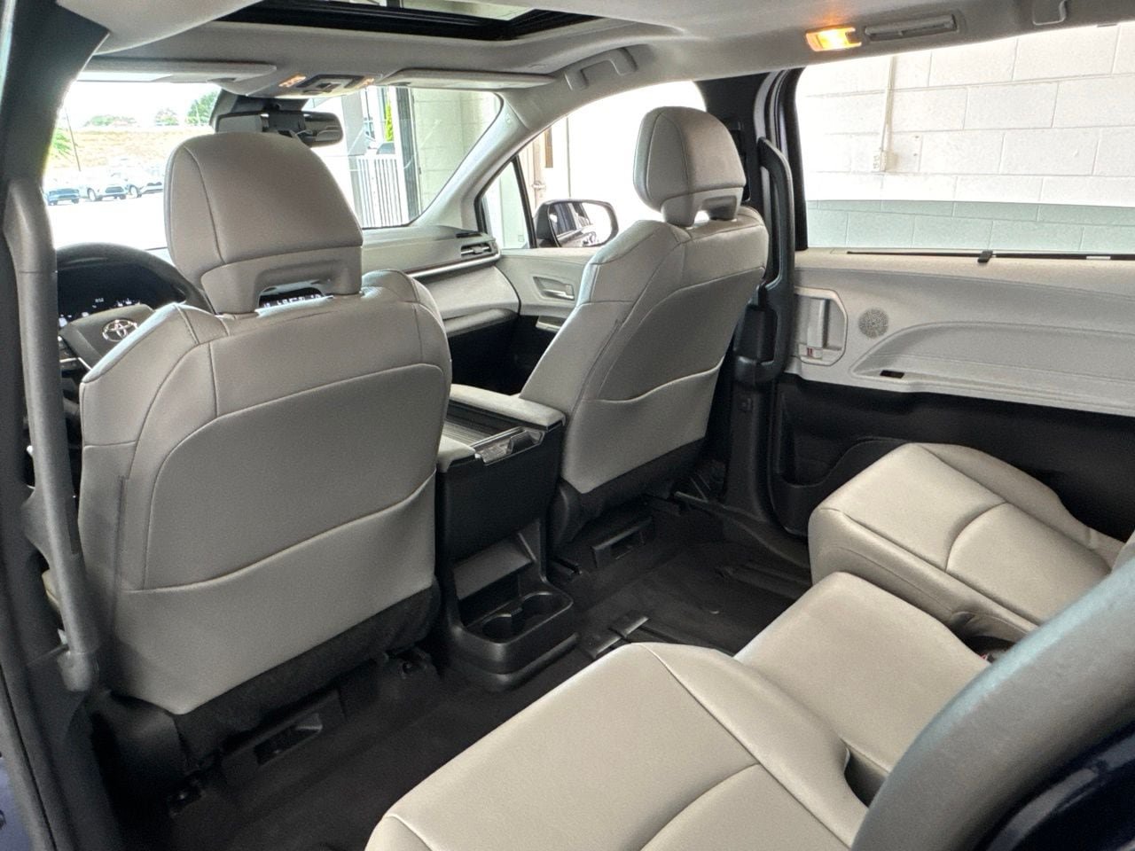 Used 2026 Toyota Sienna XLE FWD image 39