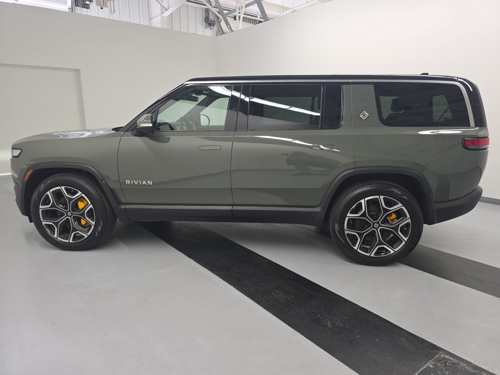 Used 2023 Rivian R1S Launch Edition AWD/4WD image 2