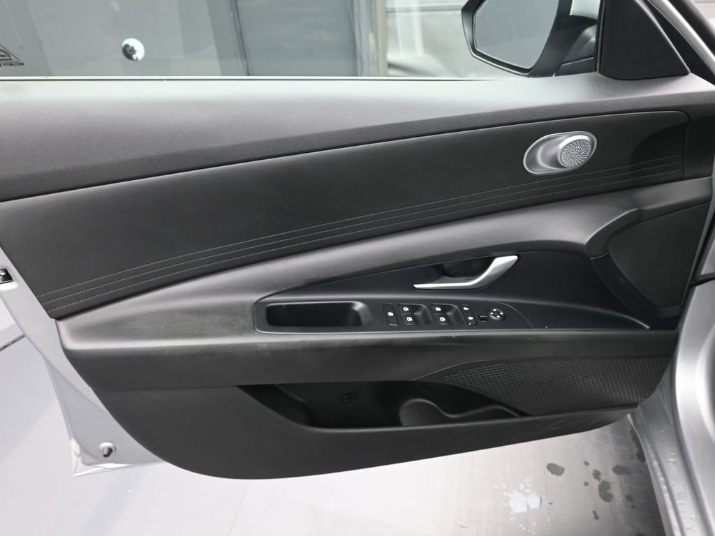 Used 2023 Hyundai Elantra SEL w/ Preferred Accessory Package FWD image 27
