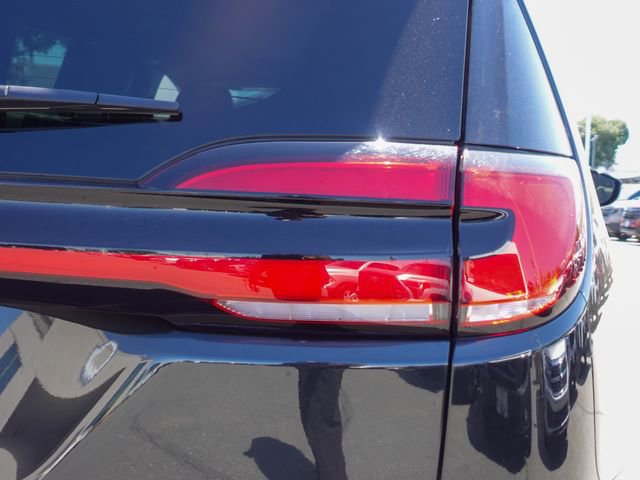 Used 2023 Chrysler Pacifica Limited w/ Uconnect Theater Family Group FWD image 6