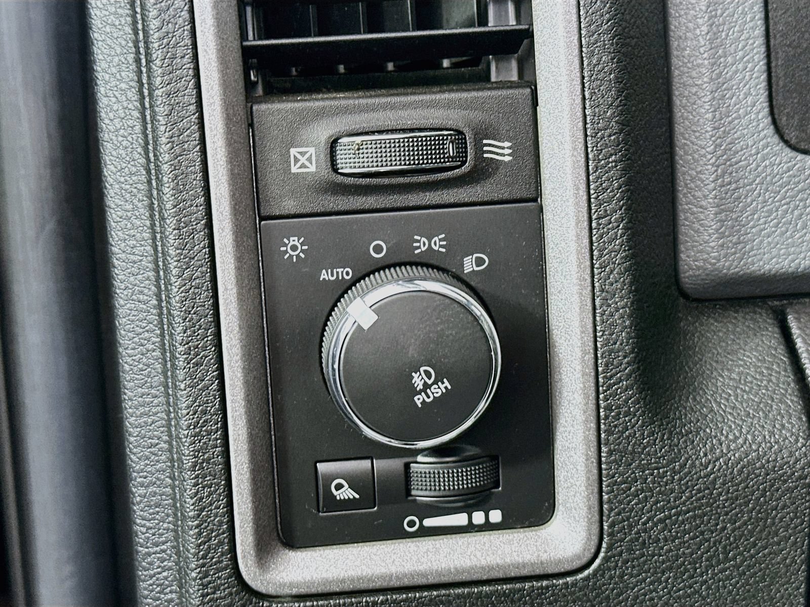 Used 2014 RAM 1500 Express RWD image 10