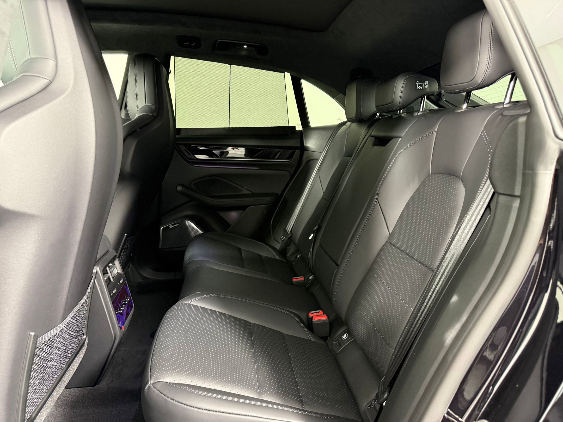 Certified 2025 Porsche Macan 4S Electric AWD/4WD image 15