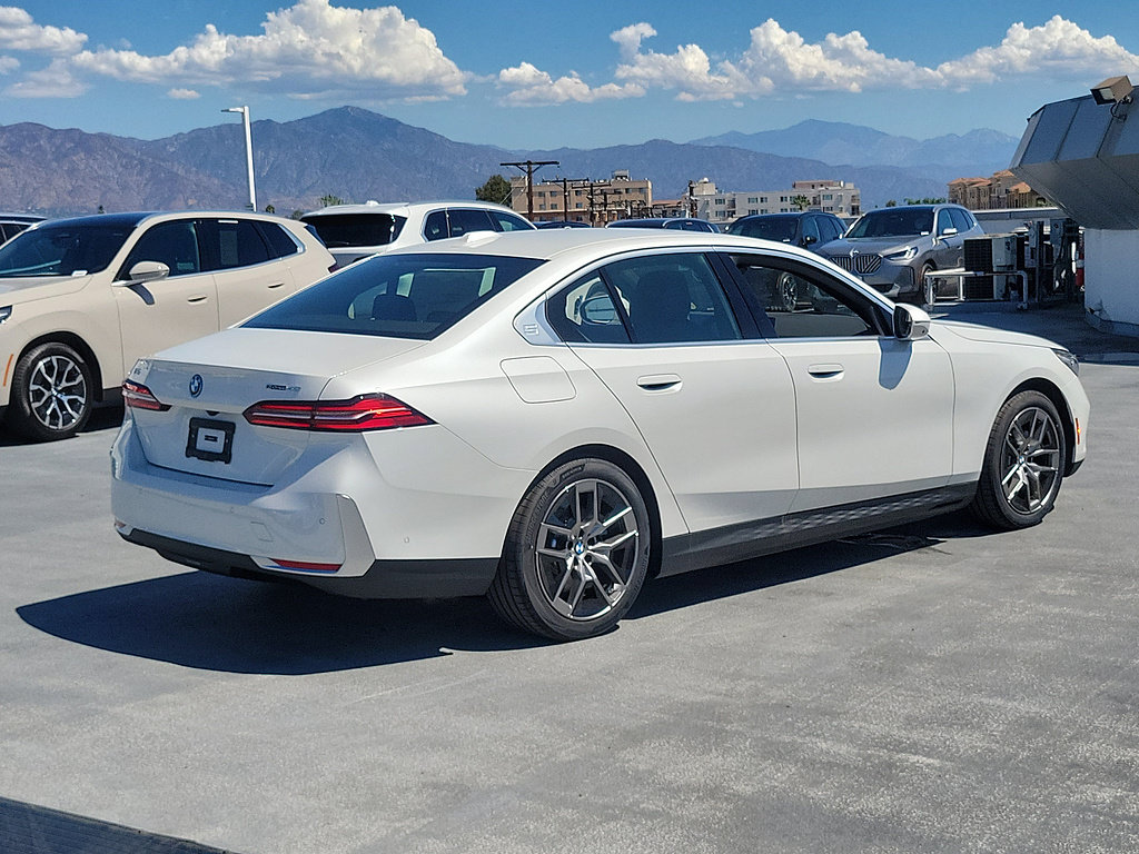 New 2026 BMW i5 eDrive40 w/ Convenience Package RWD image 3