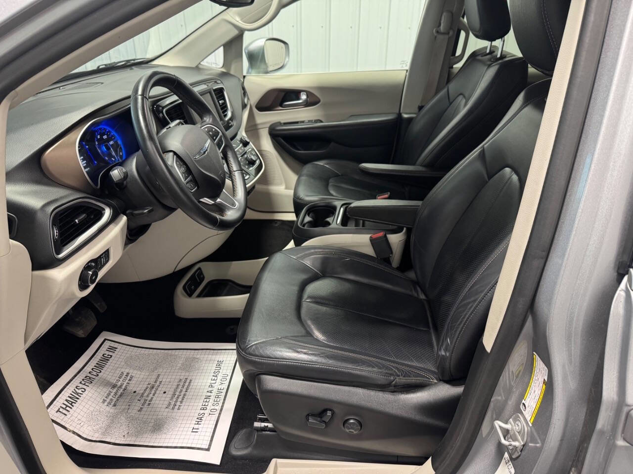 Used 2018 Chrysler Pacifica Touring-L FWD image 8