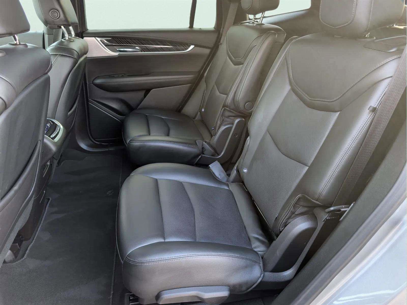 Used 2025 Cadillac XT6 Premium Luxury image 16