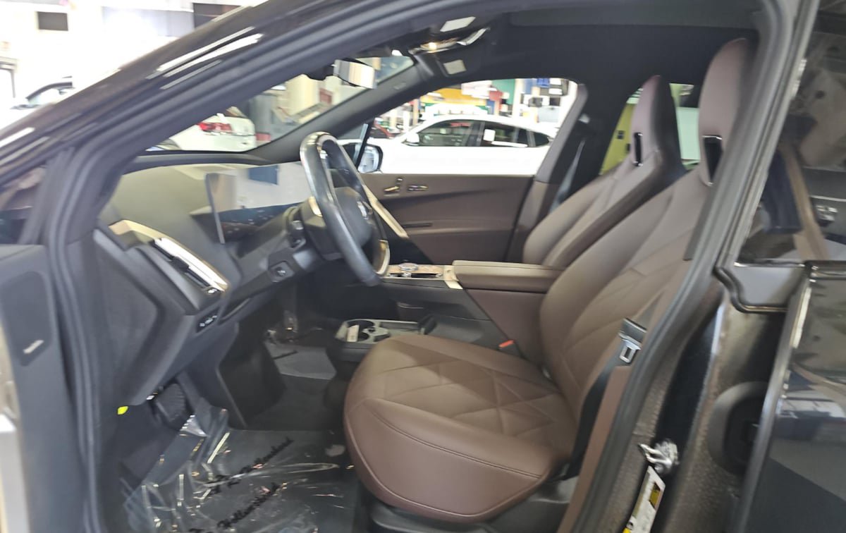 Used 2023 BMW iX xDrive50 w/ Premium Package AWD/4WD image 6