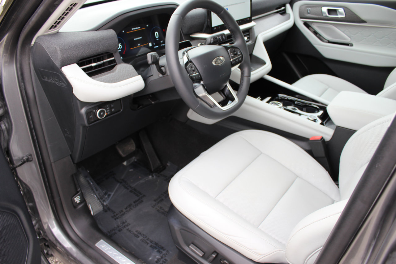 Used 2025 Ford Explorer Platinum w/ LUX Leather Package image 16