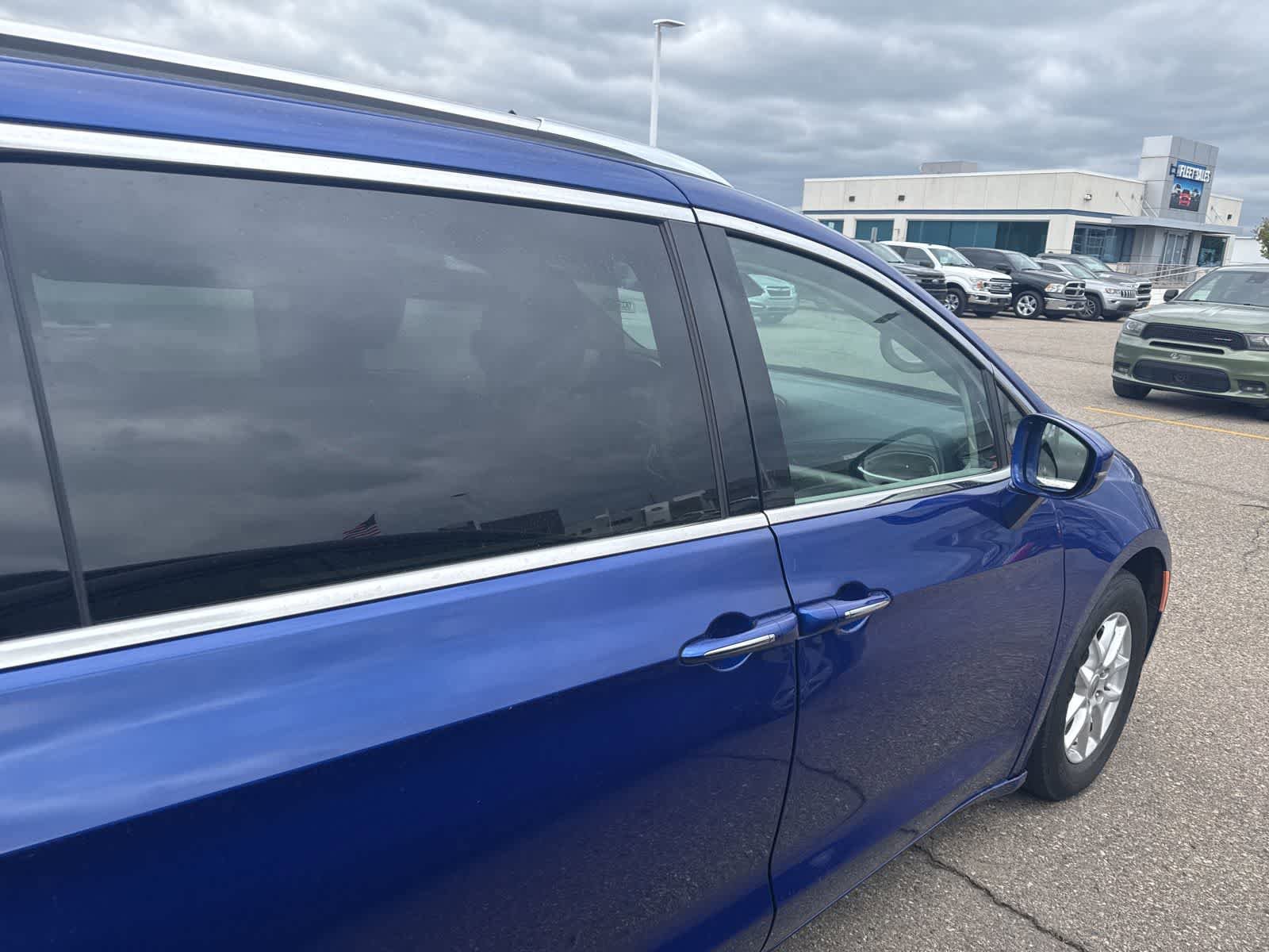 Used 2021 Chrysler Pacifica Touring-L w/ Uconnect Theater Family Group FWD image 9