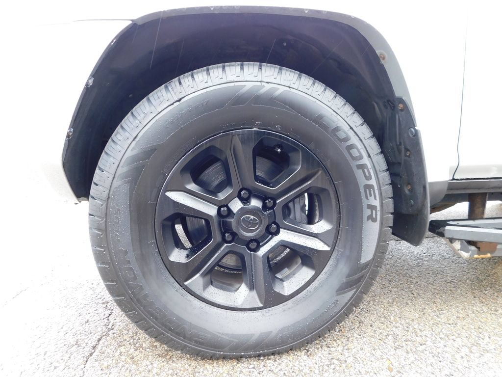 Used 2020 Toyota 4Runner SR5 AWD/4WD image 8